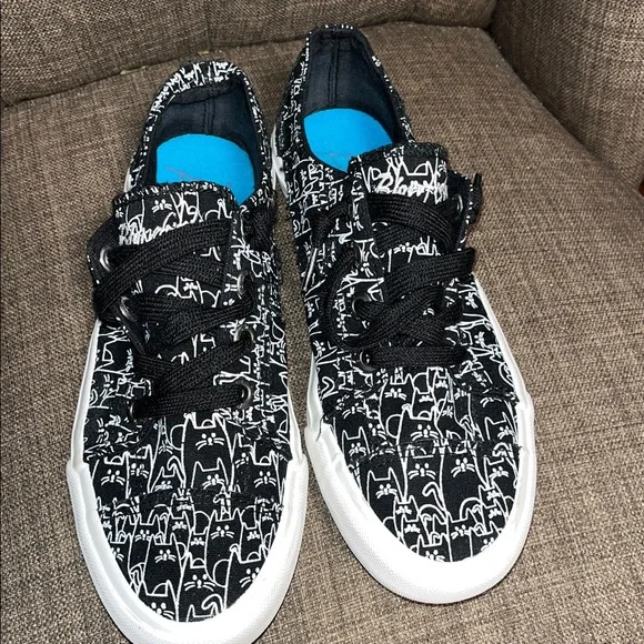 Blowfish Black and White Cats all over Graphic women's size 7  Sneakers - Picture 3 of 10